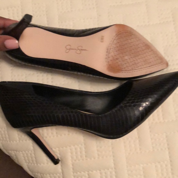 8.5 Medium Heels - Picture 4 of 4